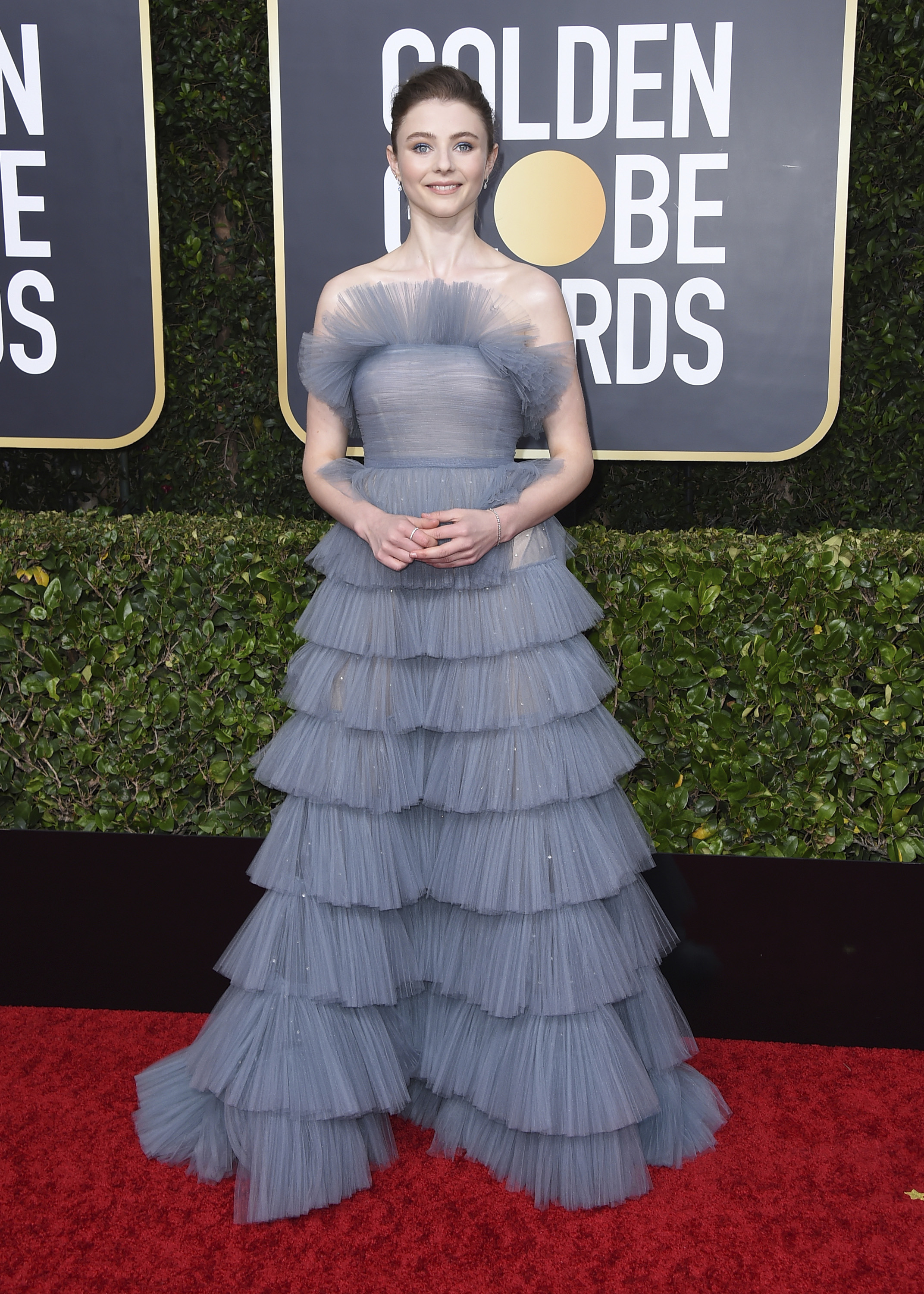 Thomasin McKenzie en volantes azules, todo en chifón, de Valentino. (AP)