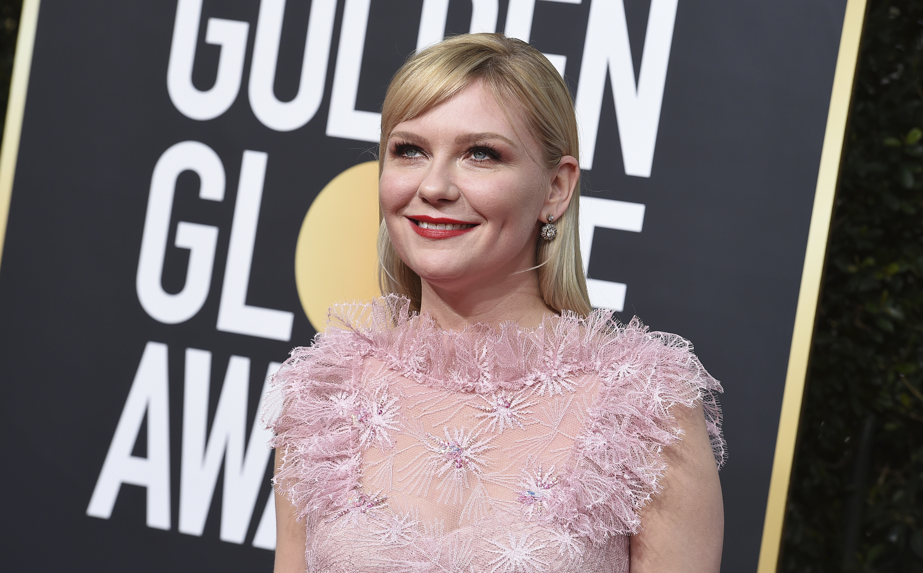Kirsten Dunst seleccionó un romántico traje de Rodarte y joyería de Fred Leighton. (AP)