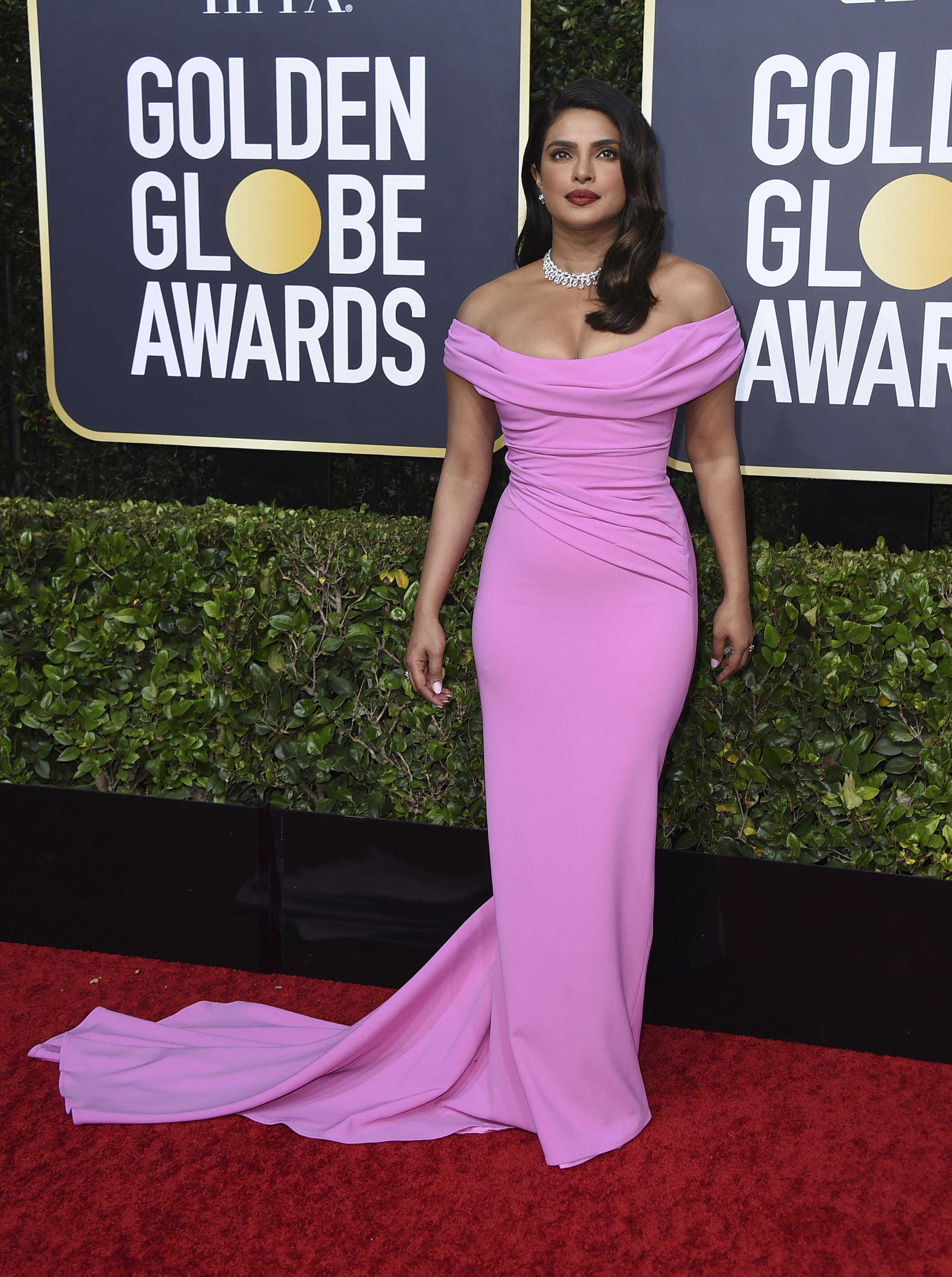 Priyanka Chopra lució un modelo rosa "off-the-shoulder", drapeado en el torso de Cristina Ottaviano y completó el "look"con ondas suaves, a lo Marilyn Monroe y collar de brillantes de Bulgari. (AP)