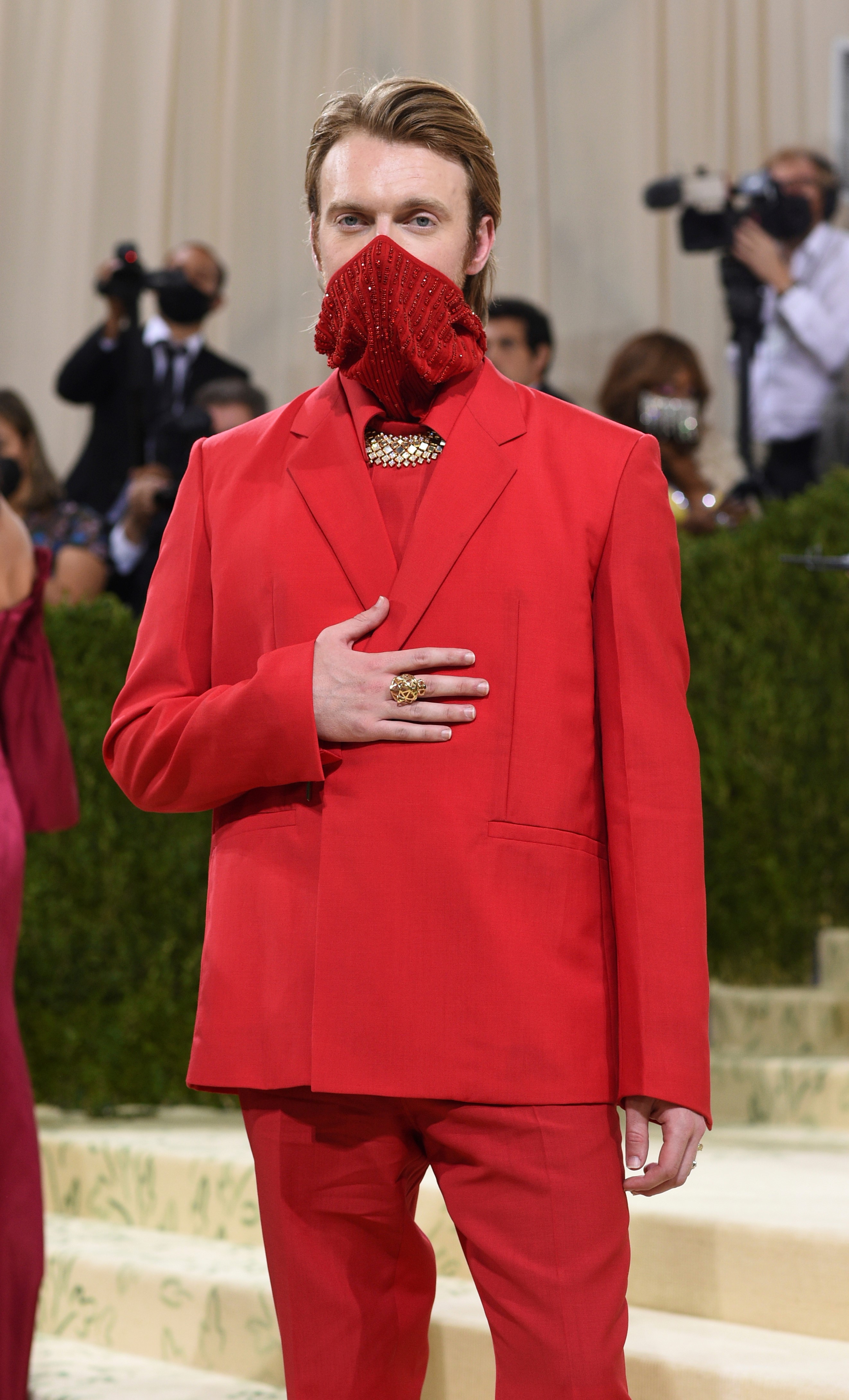 El cantante Finneas O' Connell en un conjunto rojo de Matthew Williams for Givenchy.