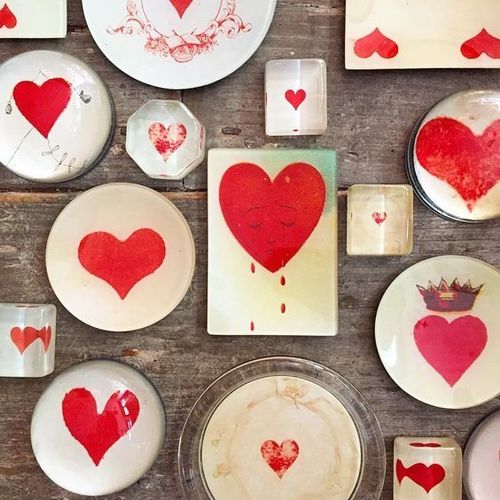 ¿Cuántas formas para un corazón? Ilimitadas…, con el arte y la imaginación en las piezas de “decoupage” de John Derian. ¡Ay corazón, corazón!