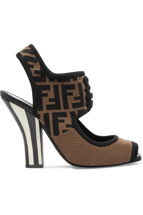 La logomanía que ha invadido la moda esta temporada, al estilo de Fendi. Esta sandalia con su logo “FF” en color marrón… ¡Objeto de deseo! (Foto: Suministrada)