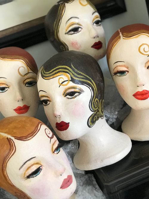 Coleccionando estas cabezas “recicladas” de maniquís vintage y obsesionada con el arte de Margaret Adams. Recicla y “crea de lo ordinario, lo extraordinario”. (Foto: Suministrada)