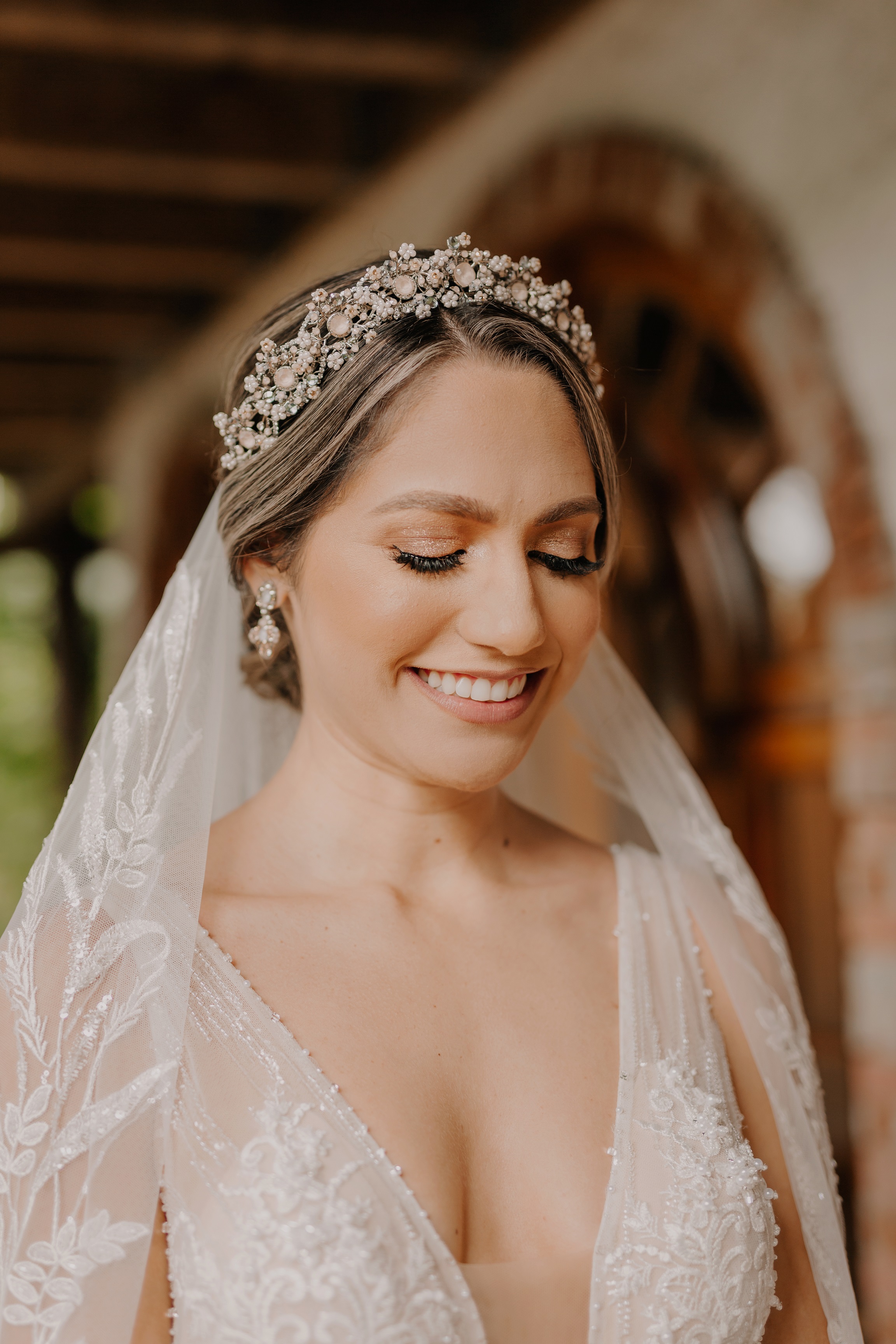 Tocado y aretes: Maria Elena Headpieces (Foto: Nydia Mercado)