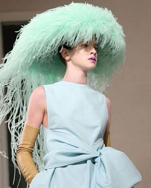¡Bravissimo! La colección de alta costura Primavera 2018 por Pierpaolo Piccioli para Valentino fue mágica, magistral. Y los exquisitos tocados de plumas del artista inglés Philip Treacy… una maravilla.