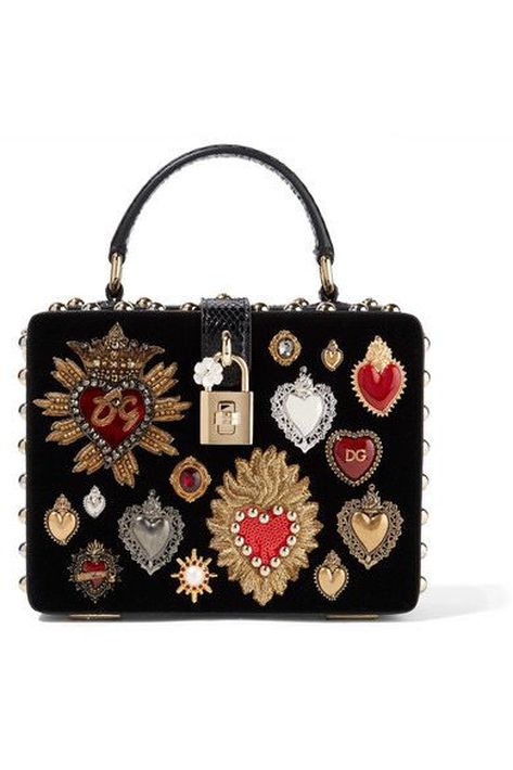 ¡Inconfundible! Esta belleza de cartera grita desde lejos Dolce & Gabbana. Irreverentes, únicos. La creatividad de este dúo de diseñadores italianos no tiene límite.