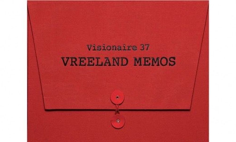 En sus propias palabras… “Los memos de Diana Vreeland” para Visionaire. Comentarios al margen para sus asistentes y colaboradores de la legendaria editora de modas. Un ícono irrepetible. Una lectura cautivante.