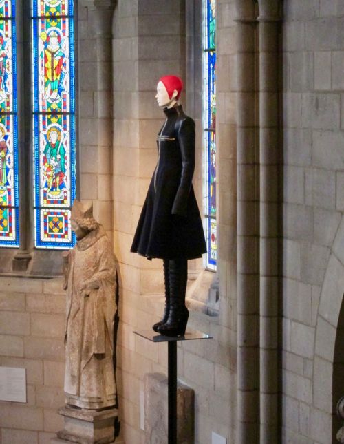 “Heavenly Bodies. Fashion and the Catholic Imagination”, la exposición del MET que explora la interacción de la moda y el catolicismo es todavía más impresionante en “The Cloisters”. (Foto: Suministrada)