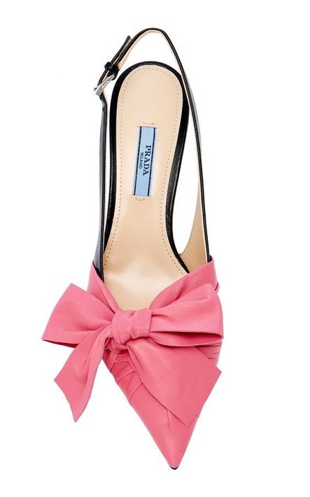 Serán tendencia esta primavera, los siempre femeninos lazos. Este estilo de Prada, exclusivo de Moda Operandi, lo tiene todo. Lazos al estilo de Miuccia Prada, ¡un éxito!
