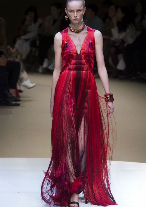 “Metamorfosis”… La colección otoño 2018 de Sarah Burton para Alexander McQueen, inspirada en los insectos y su transformación, es espectacular. (Foto: Suministrada)
