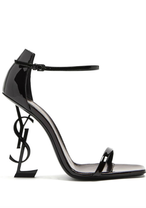 La tendencia de la logomanía elevada al máximo chic… Tacones en forma de las icónicas iniciales YSL de Yves Saint Laurent. Objeto de deseo y colección. (Foto: Suministrada)