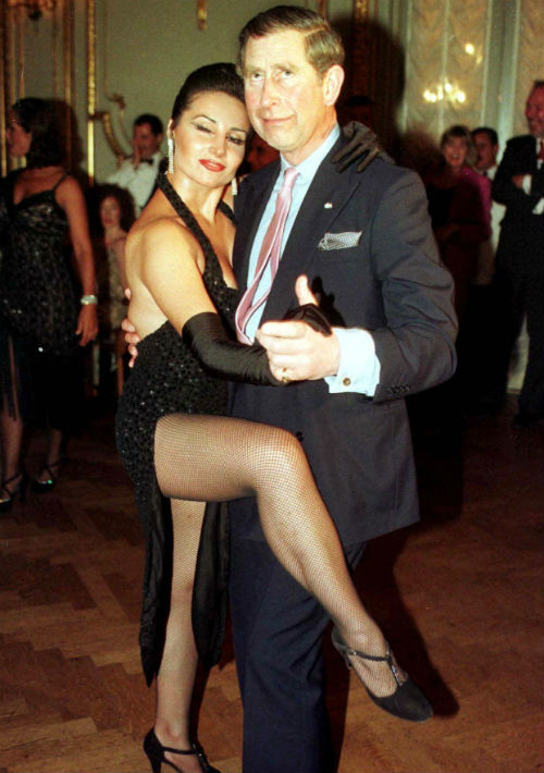 9 de marzo de 1999. El príncipe Charles baila tango con Adriana Vasile en la Cena de los Presidentes en Argentina durante una de sus visitas a ese país. (AP. Peter Nichols)