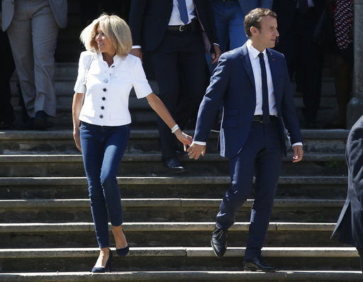 Brigitte Macron y su esposo, el presidente de Francia, Emmanuel Macron, salen de un colegio electoral en Le Touquet el 11 de junio de 2017. Foto AP/Thibault Camus.