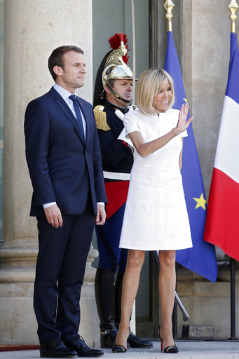 La primera dama acompaña a Emmanuel Macron en un acto protocolar del 8 de junio de 2017. AP/Thibault Camus.