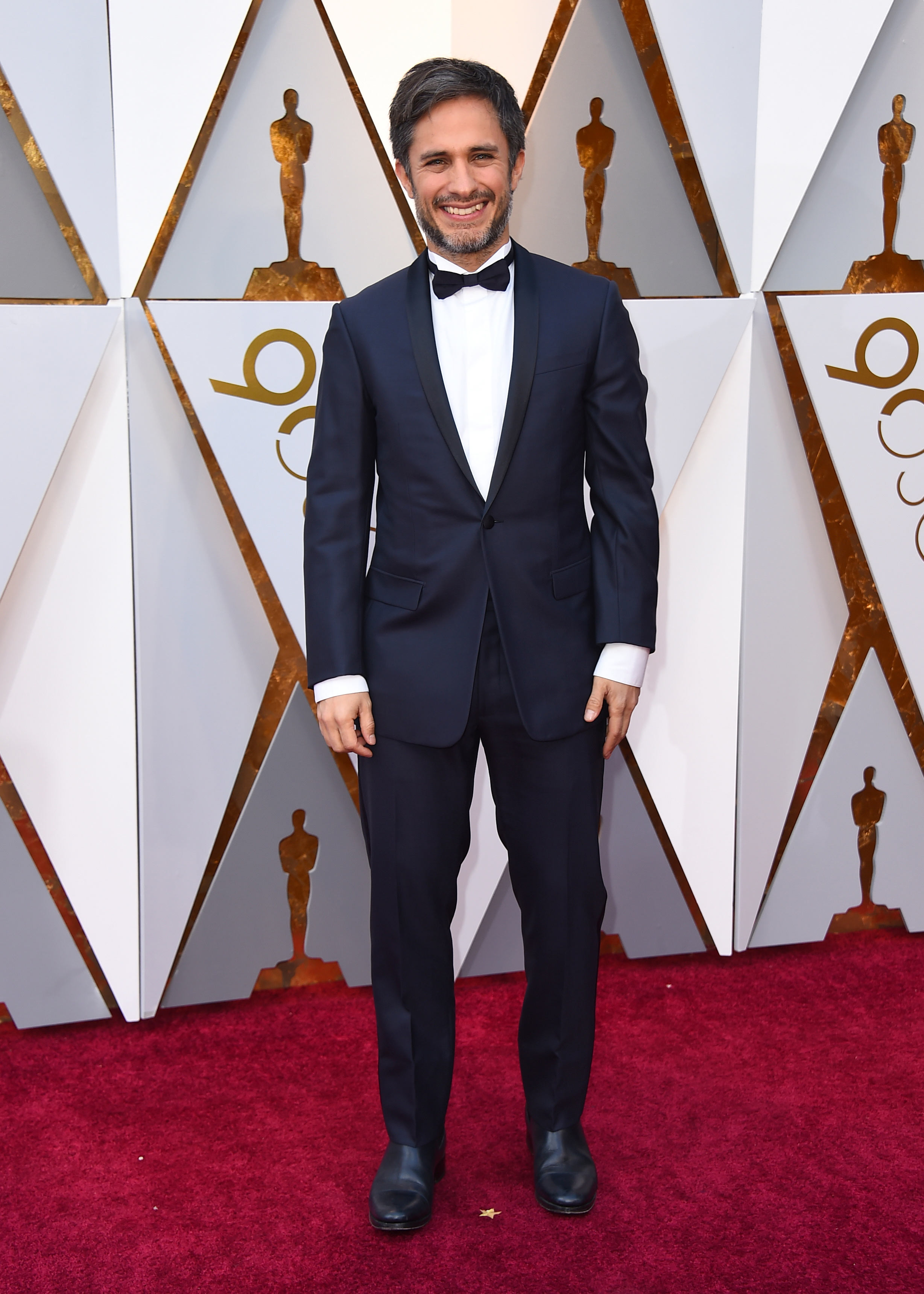 Gael García Bernal apostó por un smoking azul con cuello en negro para asistir a los premios Oscar en los que interpretó parte de la canción “Remember me" de la película Coco. (The Associated Press)