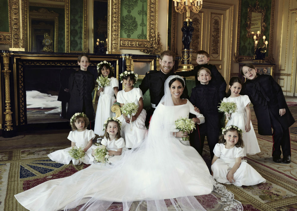 Acompañan a los novios en la foto, de izquierda a derecha, de pie, Brian Mulroney, Remi Litt, Rylan Litt, Jasper Dyer, el príncipe George, Ivy Mulroney y John Mulroney; sentadas, Zalie Warren, la princesa Charlotte y Florence van Cutsem. (Alexi Lubomirski/Palacio de Kensington vía AP)