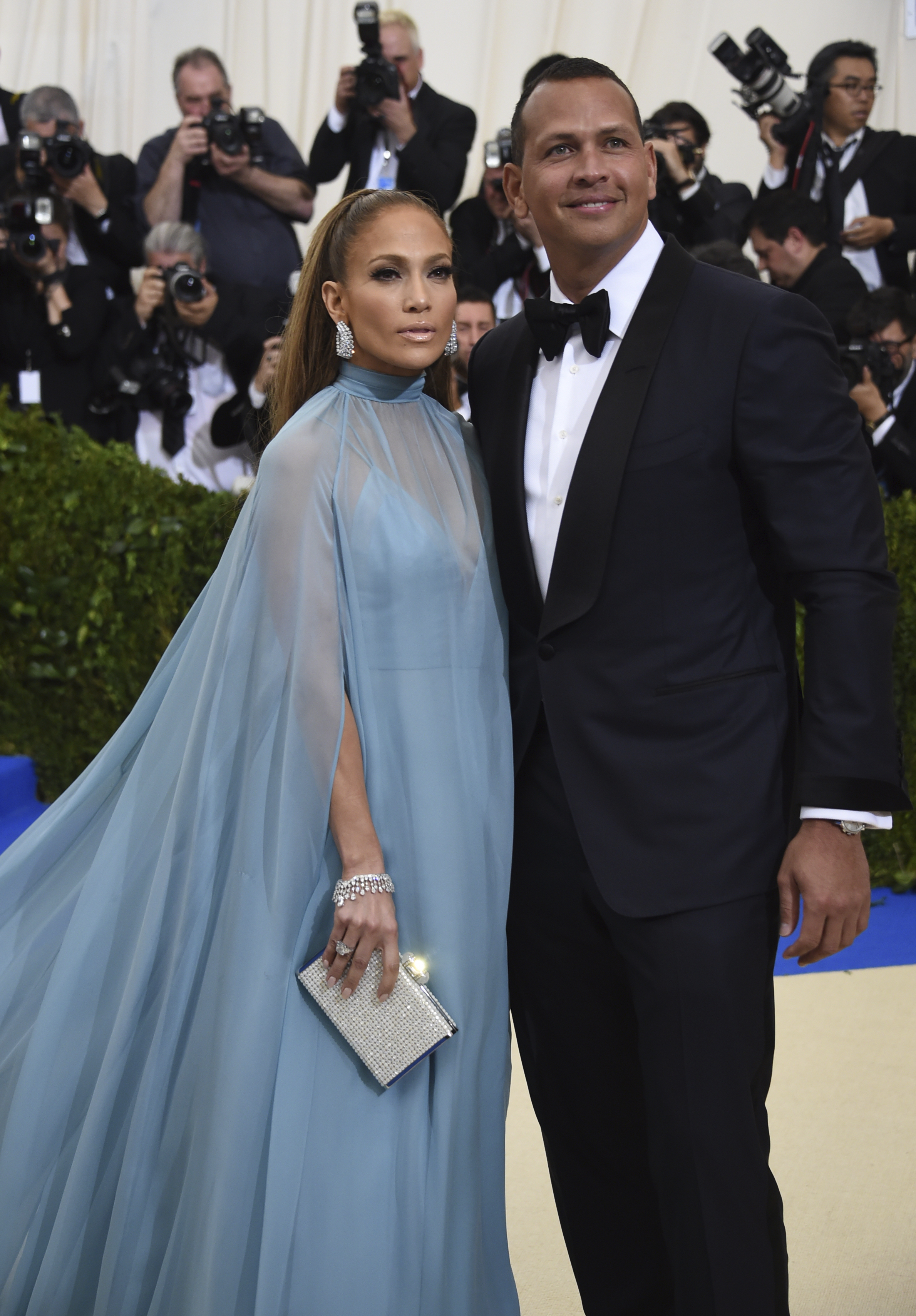 Jennifer López y Alex Rodríguez fueron la sensación de la gala. López dio un aire de 1950 en un vestido de capa azul cielo de Valentino, creación de Pierpaolo Piccioli. (AP / Evan Agostini / Invision)