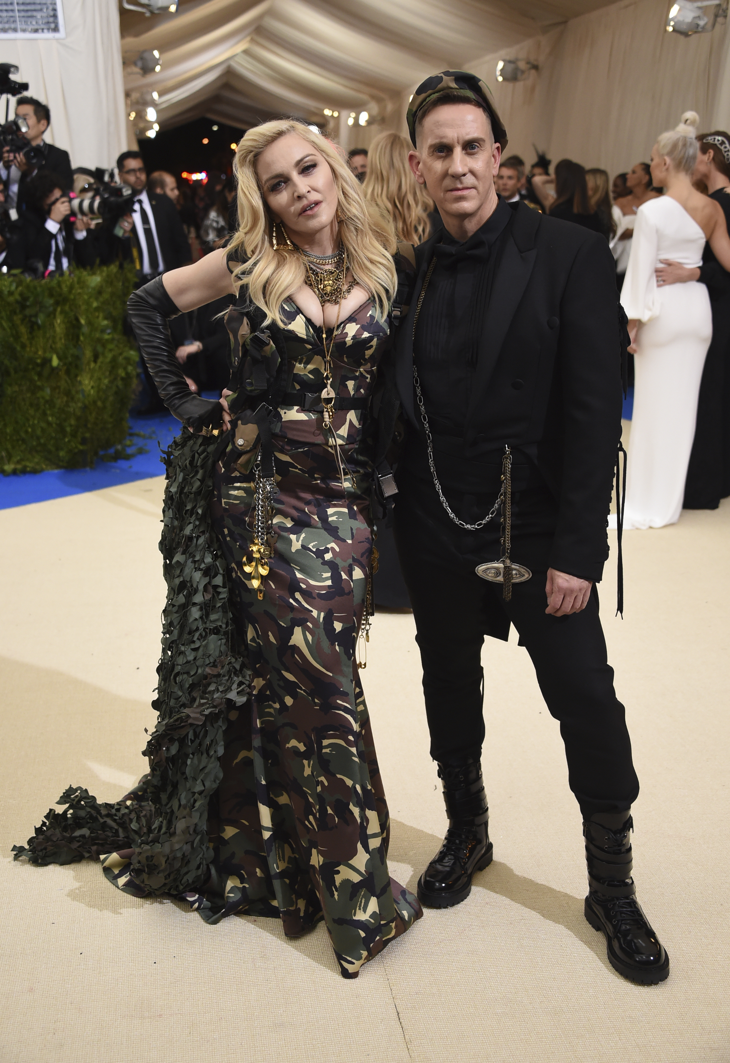Madonna optó por el verde militar de Moschino. (AP / Evan Agostini / Invision)