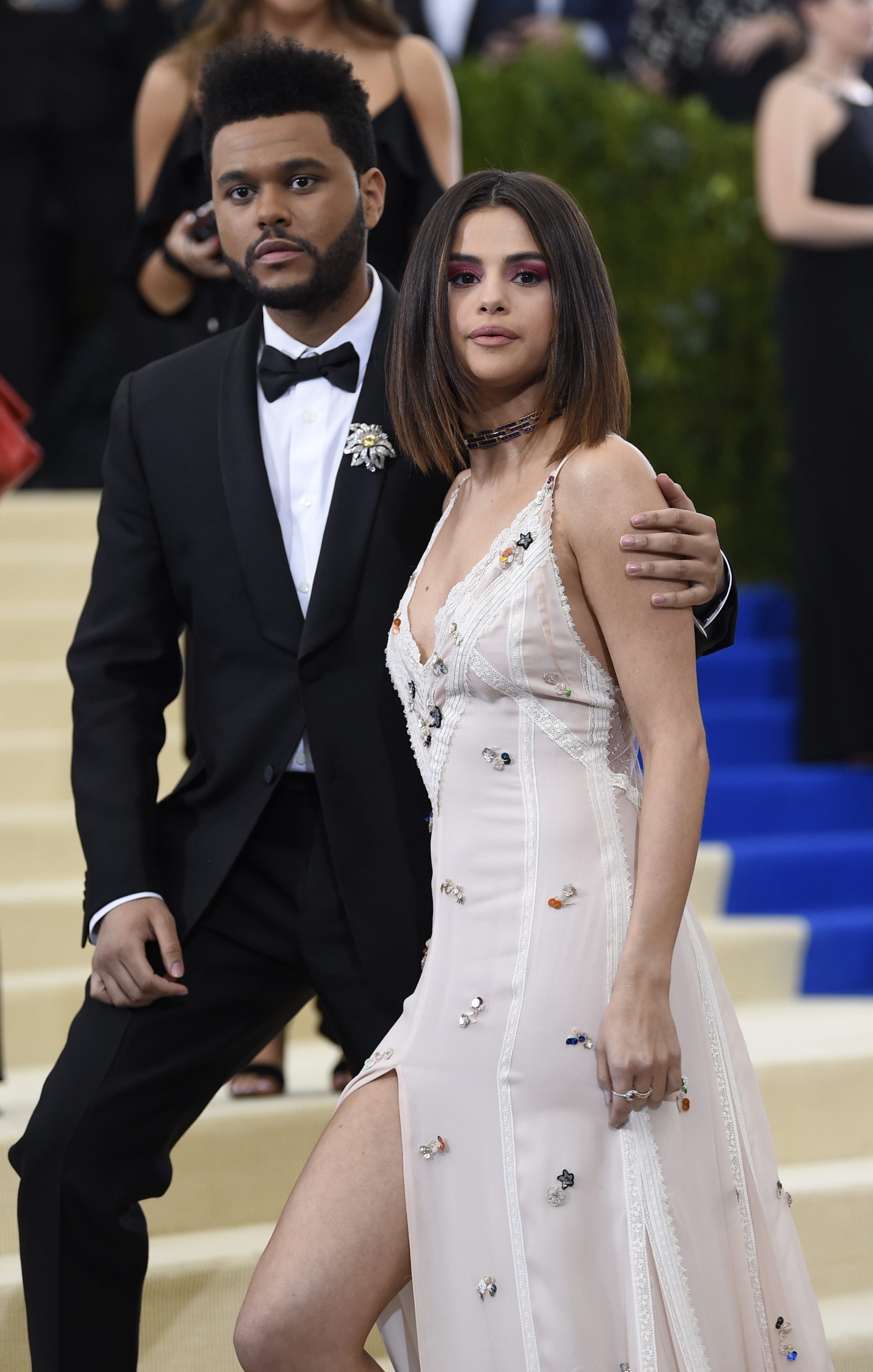Selena Gómez llegó con su novio The Weeknd con un delicado vestido blanco del diseñador de Coach Stuart Vevers. (AP / Evan Agostini / Invision)