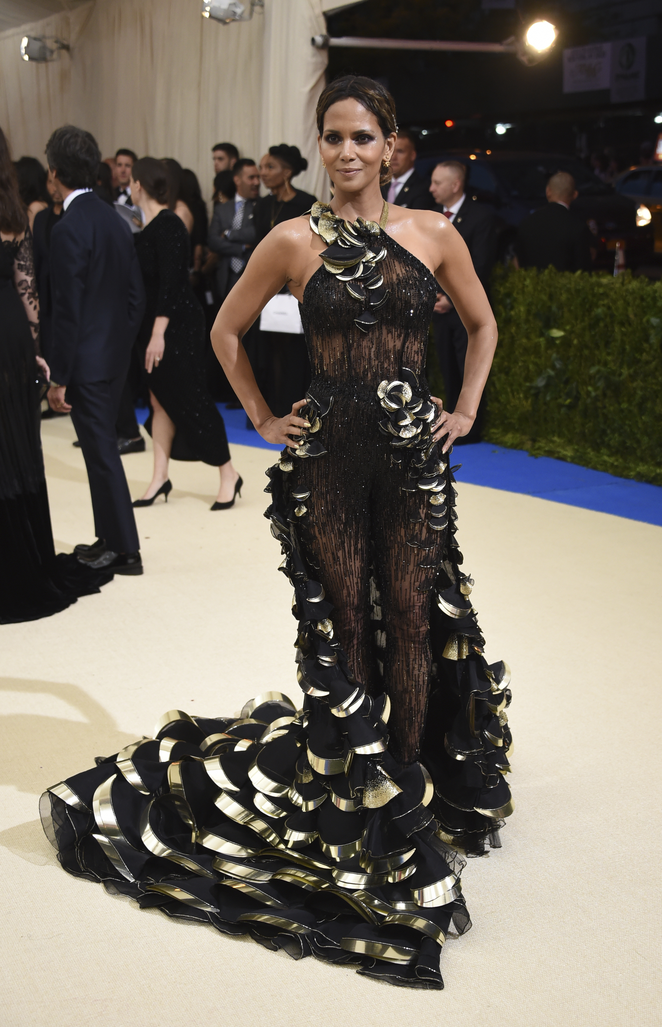 Otra figura que debutó en la alfombra roja y con una pieza de Versace fue Halle Berry, quien deslumbró con un “jumpsuit” con transparencias. (AP / Evan Agostini / Invision)