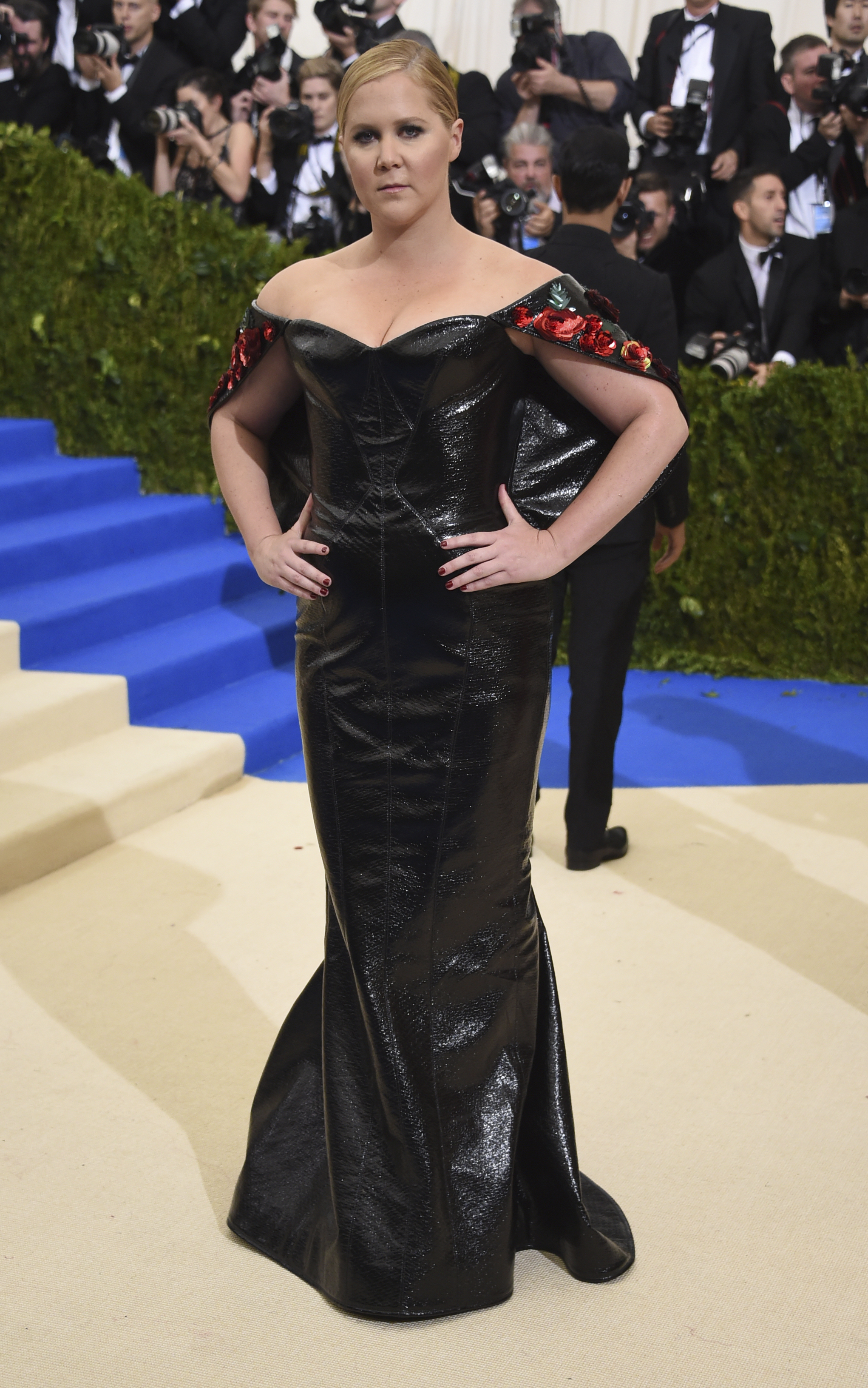 Amy Schumer llegó con un traje negro en cuero con detalles florales en las mangas de Zac Posen y optó por dejar las prendas en casa. (AP / Evan Agostini / Invision)