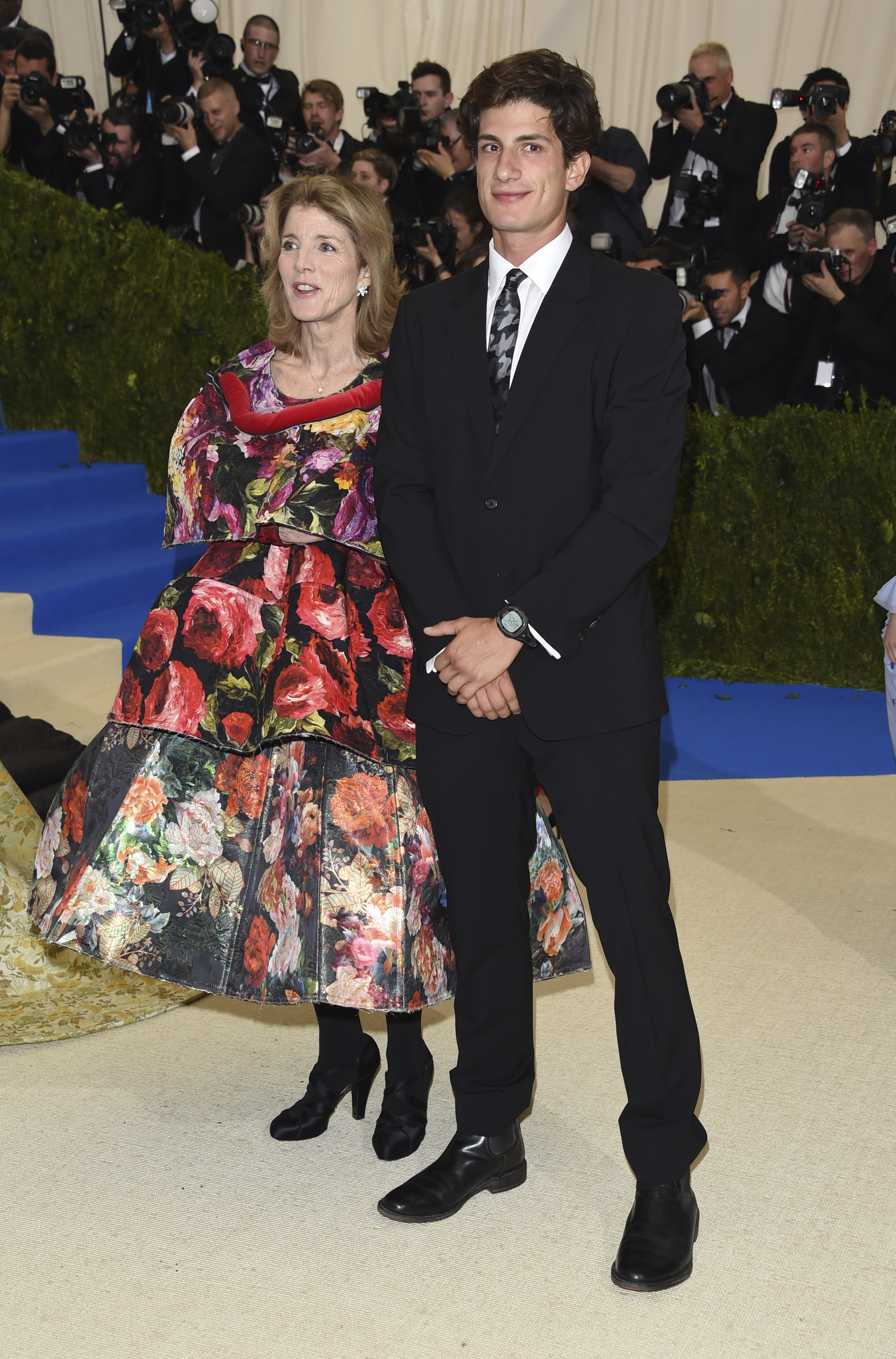 Caroline Kennedy lució un traje extravagante, pero muy apropiado para la ocasión, creación de la homenajeada de la noche Rei Kawakubo. (AP / Evan Agostini / Invision)