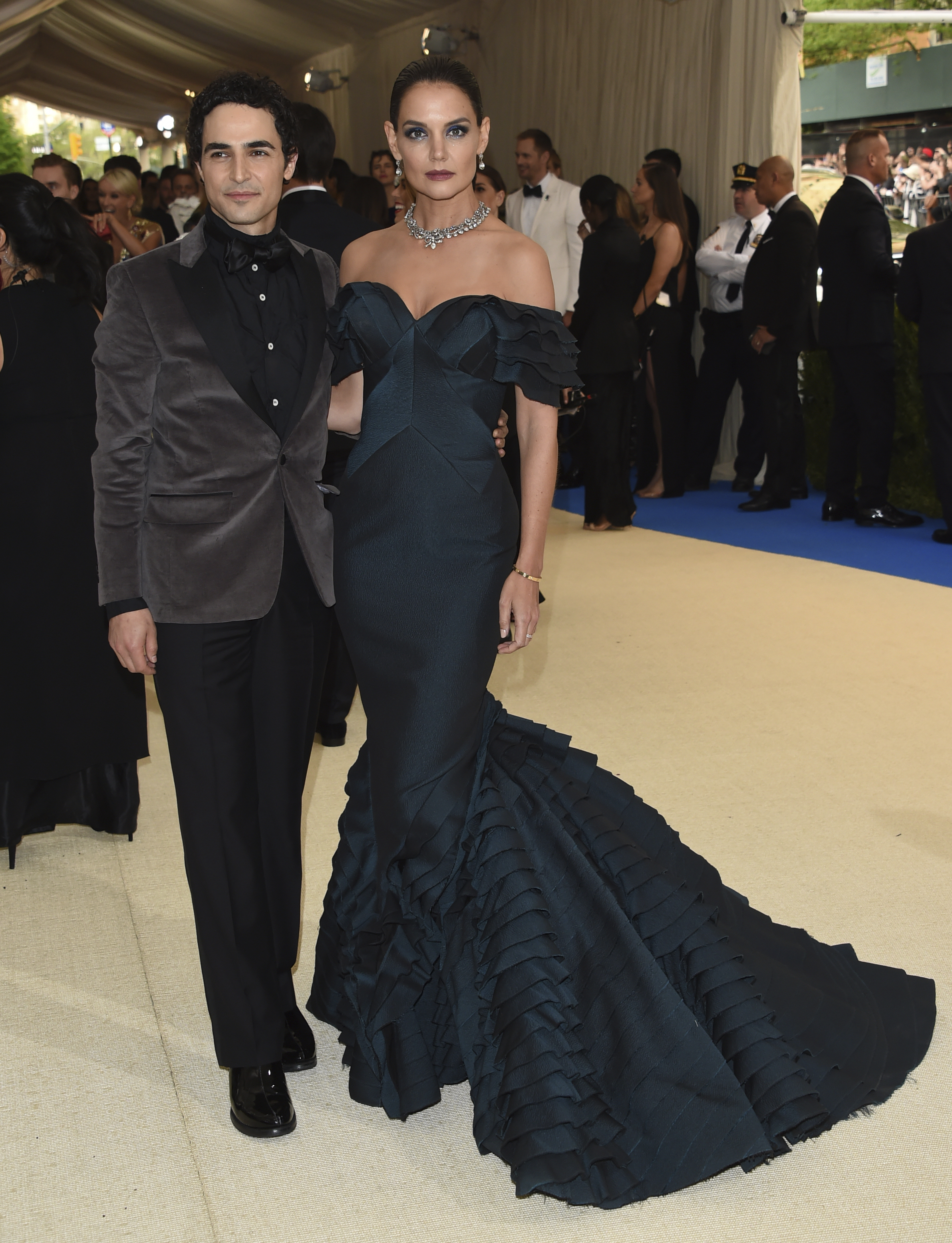 Katie Holmes llegó vestida de Zac Posen. (AP / Evan Agostini / Invision)