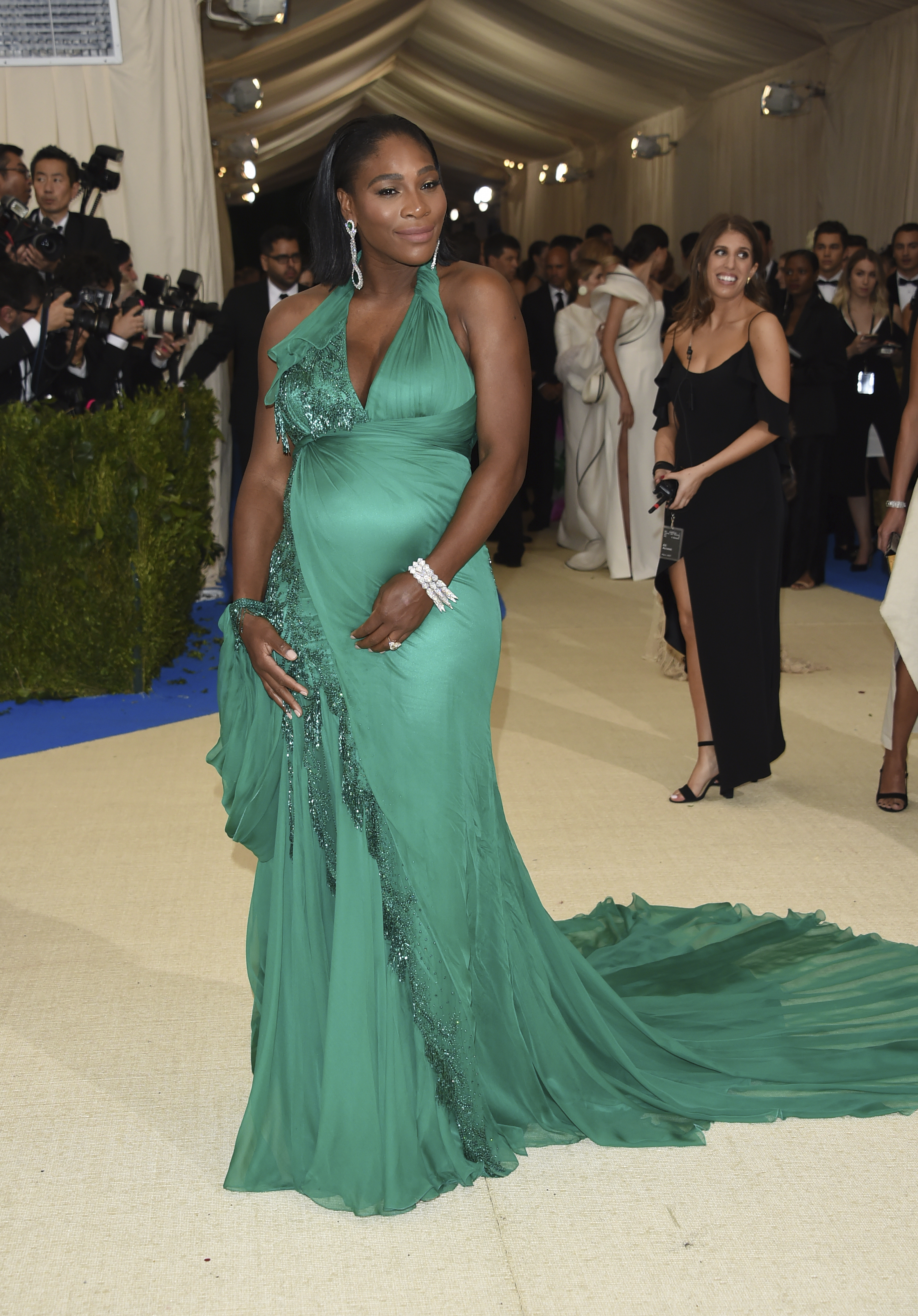 Serena Williams se dejó ver por primera vez desde que anunció su embarazo en un delicado vestido Versace verde. (AP / Evan Agostini / Invision)