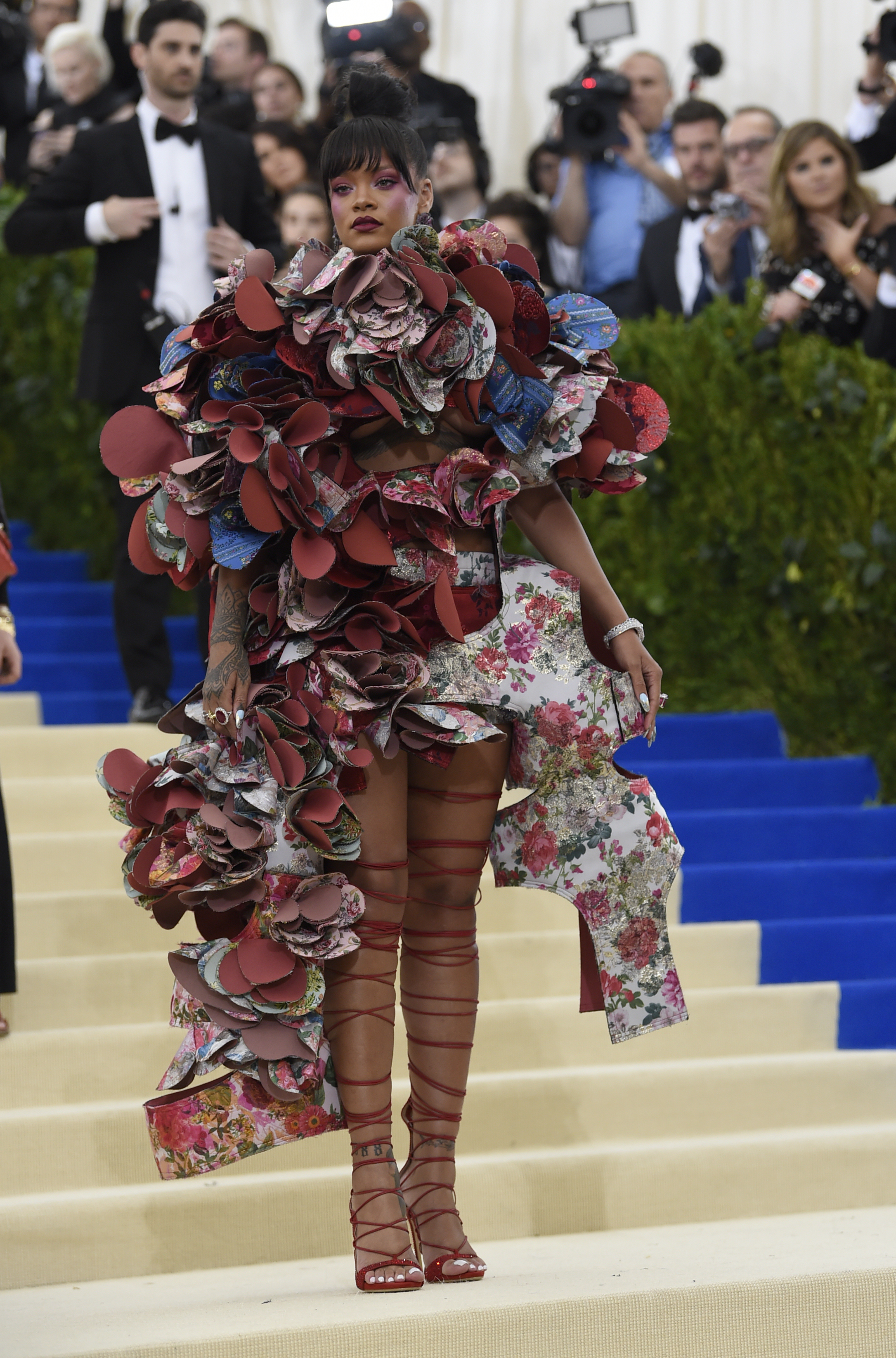 Rihanna saludó al público desde la alfombra con su modelo de Commes des Garçons el cual complementó con un rubor rosado. (AP / Evan Agostini / Invision)