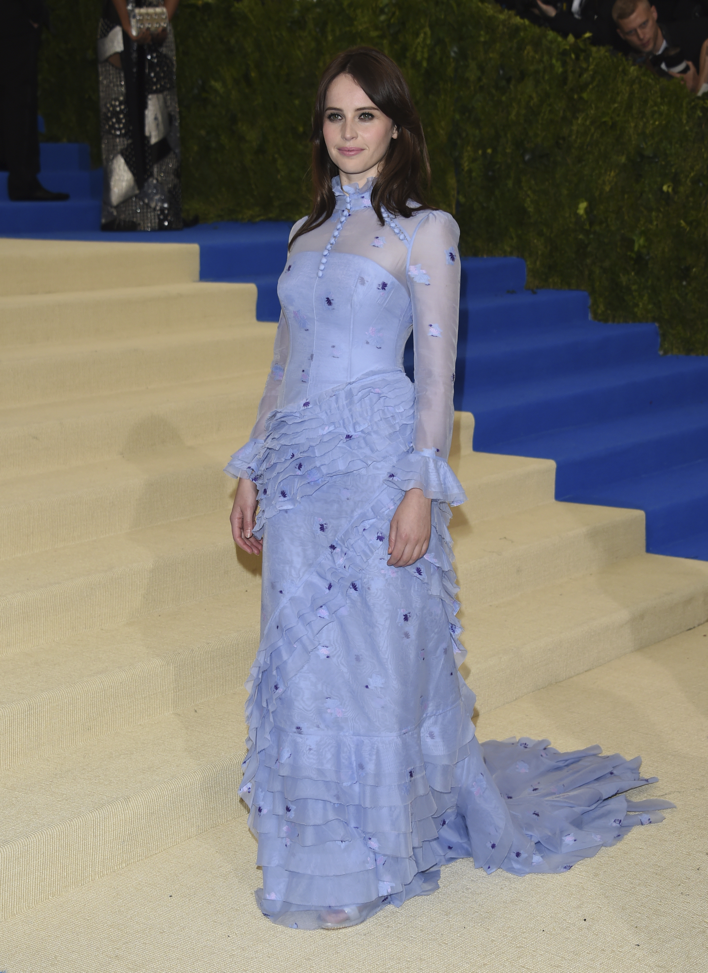 Felicity Jones desfiló en un vestido azul, de inspiración victoriana de ERDEM. (AP / Evan Agostini / Invision)