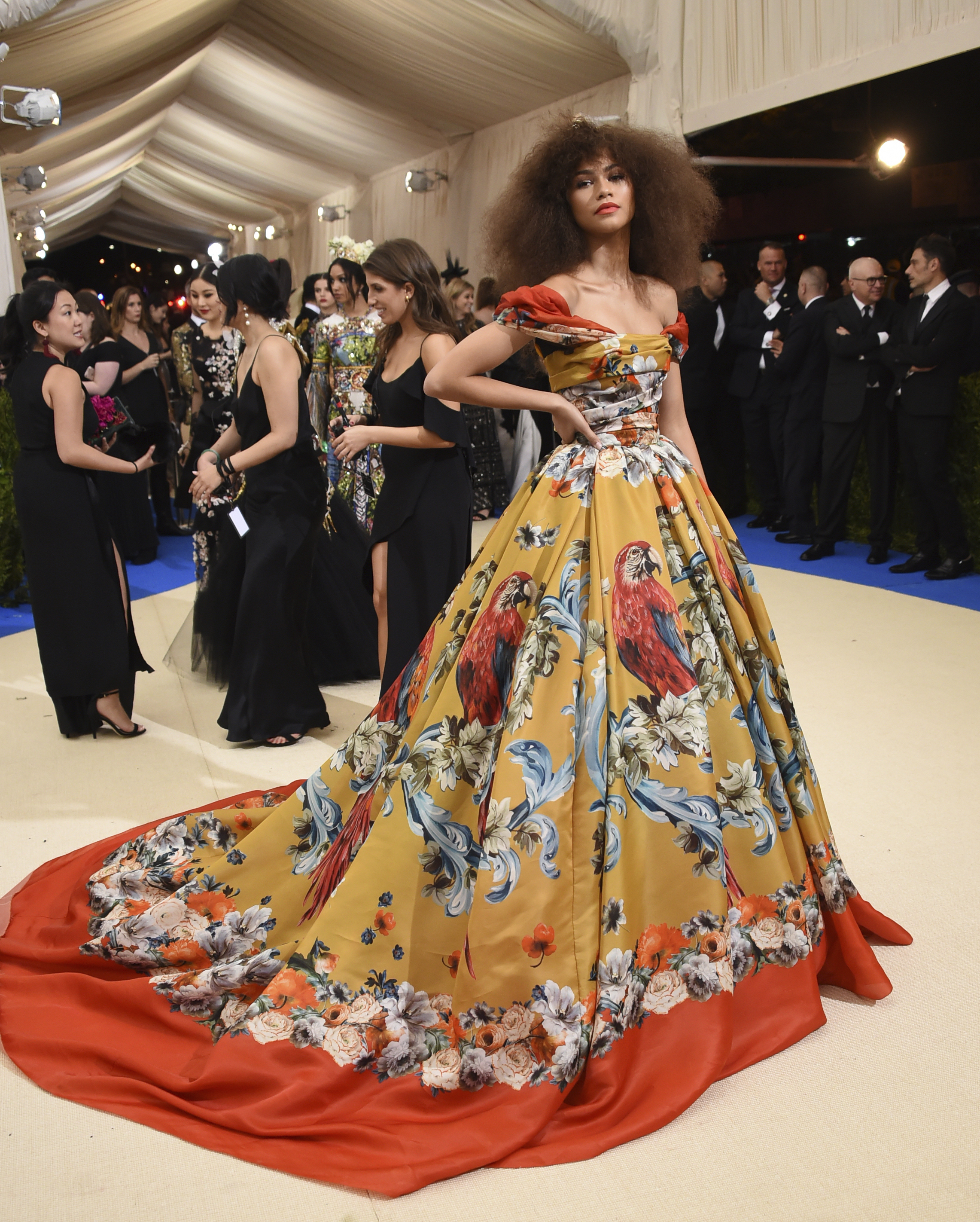 Zendaya llegó en un traje Dolce & Gabbana con una tela con imágenes de cotorras. (AP / Evan Agostini / Invision)