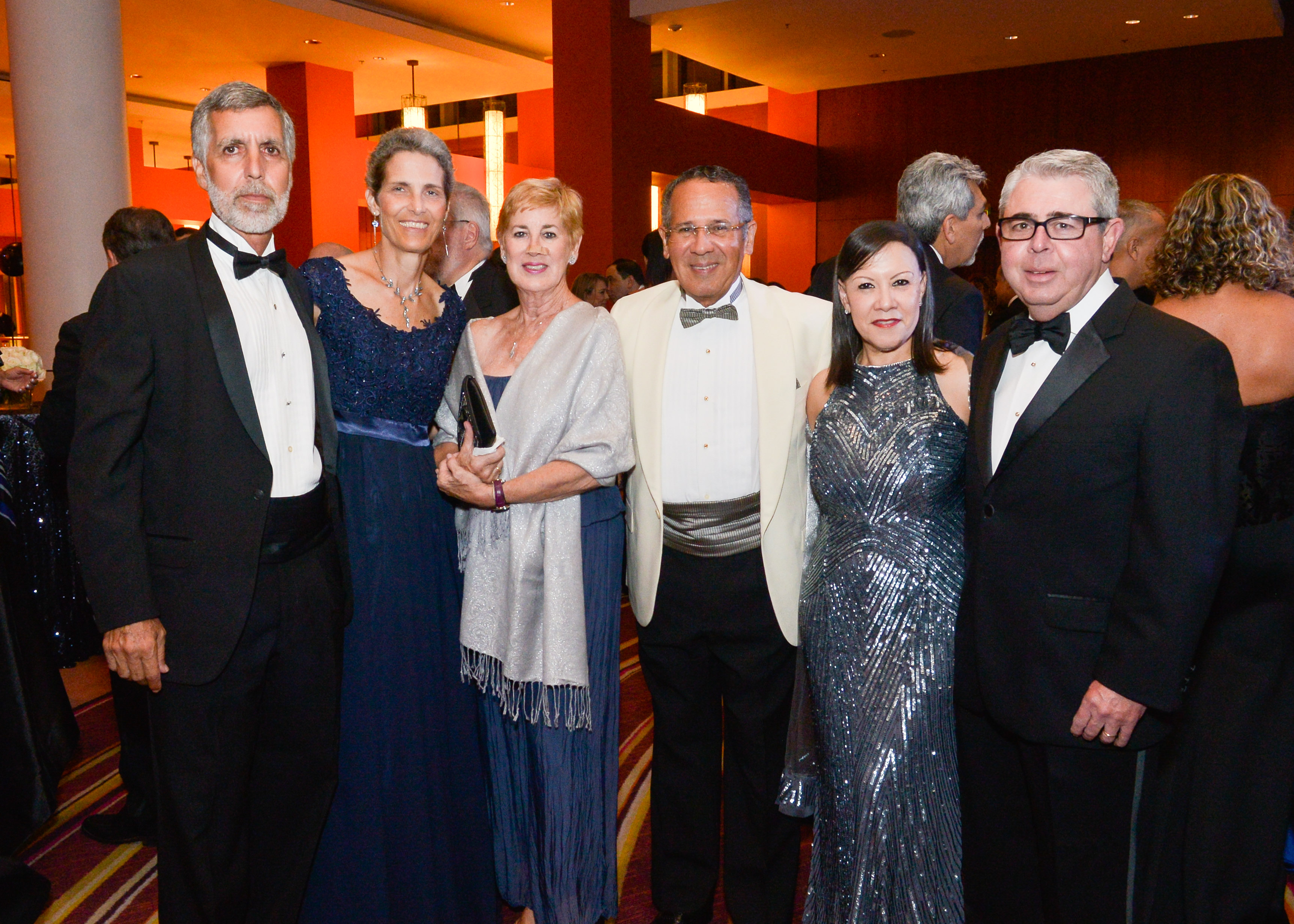 John Lombardo, Sylvia Locher, Áurea y Julio Soto, con Lourdes y Aniceto Solares. (Enid M. Salgado-Mercado)