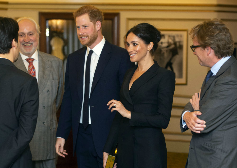 Su vestido, que acompañó con zapato de taco cerrado, es de la línea Judith & Charles. Como accesorio llevó un “clutch” dorado. (AP)