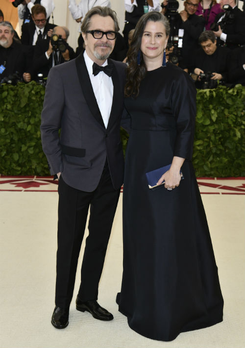 Gary Oldman y Gisele Schmidt (AP)