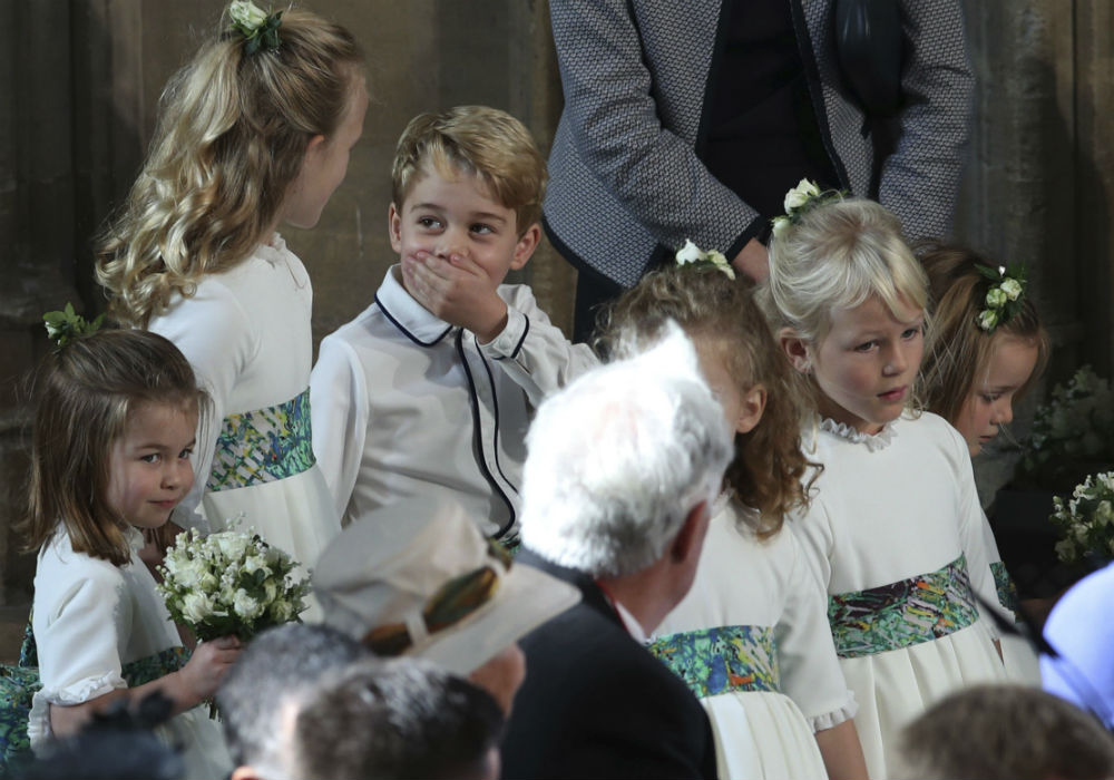 Sin embargo, algo pareció llamar la atención del príncipe George durante prácticamente toda la ceremonia. (AP)