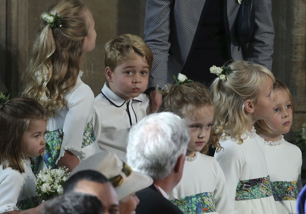 El hijo mayor de los duques de Cambridge y tercero en la línea de sucesión al trono no paró de hacer muecas durante la ceremonia en la capilla St. George, en el castillo de Windsor. (AP)