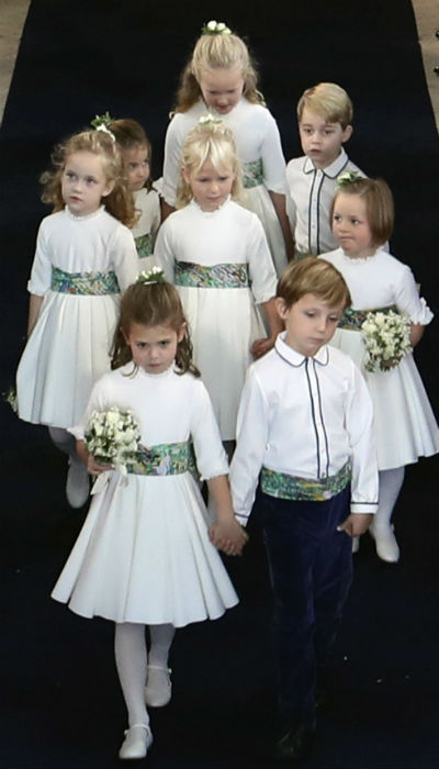 En el séquito estaban, además, la hija mayor del cantante Robbie Williams, Savannah e Isla Phillips, hijas de Peter Phillips -el hijo de la princesa Ann y el capitán Mark Phillips- y su esposa, Autumn, Mia Tindall, hija de Zara y Mike Tindall, y Maud Windsor, ahijada de la novia. (AP)