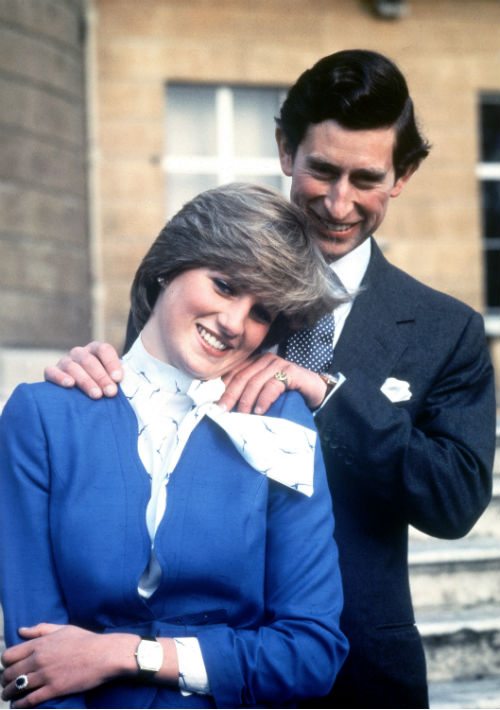 24 de febrero de 1981. El príncipe Charles y Lady Diana luego de anunciar su compromiso. Diana falleció en un accidente de auto en el 1997, tras un complicado divorcio con el príncipe. (AP)