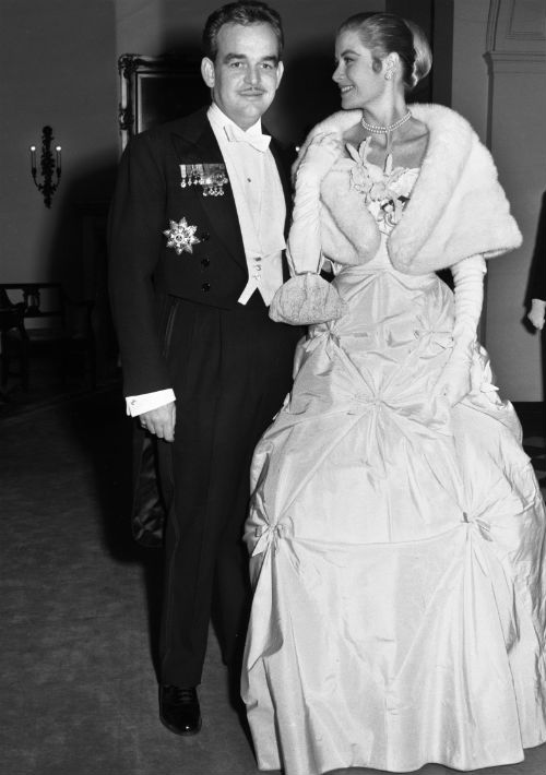 Para pedirle matrimonio a la actriz Grace Kelly, el príncipe Rainier III de Mónaco la encantó con una sortija Cartier de 10.47 quilates con un valor estimado de $4.06 millones. (Archivo)
