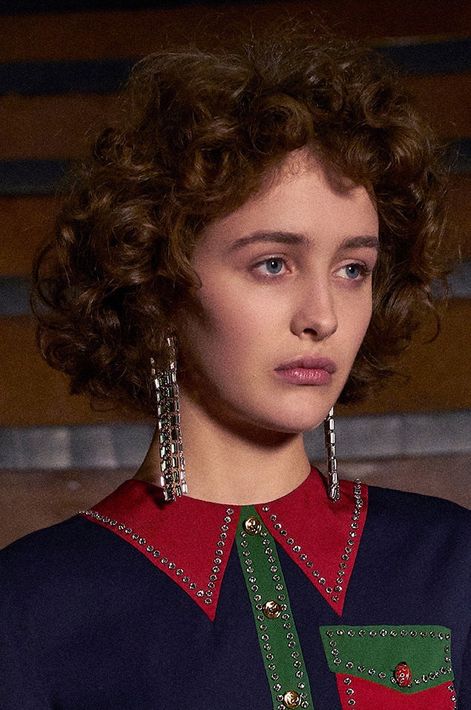 Las pantallas bien grandes y llamativas continúan dominando el segmento de la joyería y la bisutería. Las confeccionadas en cristal y piedras son una excelente opción para lucir como un único accesorio para la noche. Gucci (WGSN)
