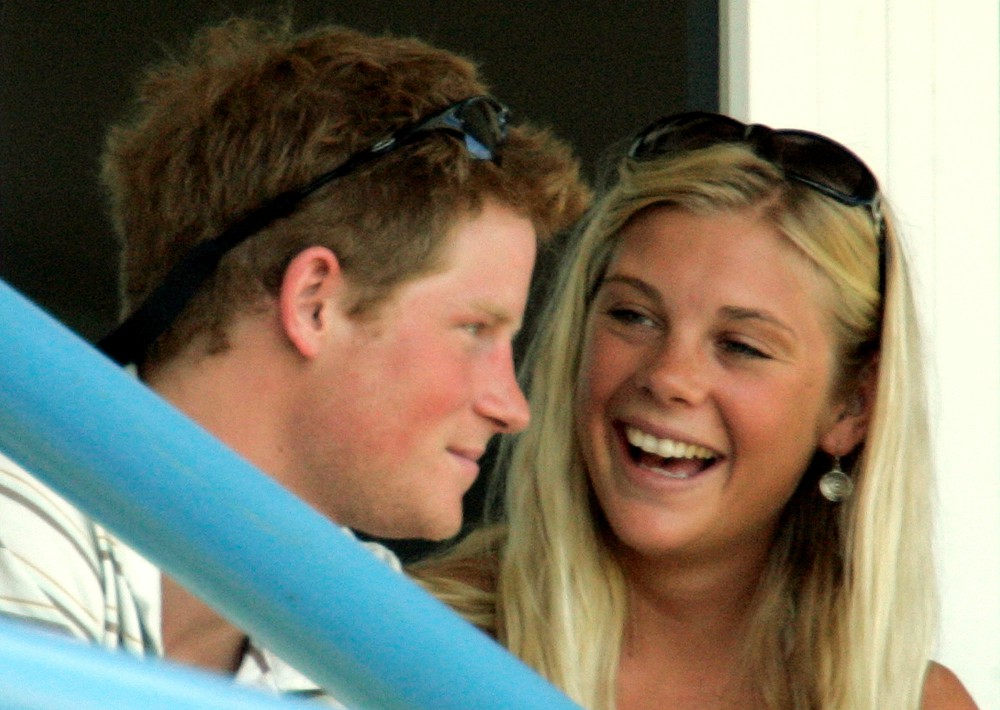 Romances y rumores. En el 2004 conoció y se enamoró de una joven rubia surafricana llamada Chelsy Davy, procedente de una familia de clase alta. Debido a la distancia que vivían, el noviazgo estuvo lleno de altas y bajas terminando definitivamente en el 2010. Fue la relación más larga que se le conoció. También estuvo con la actriz Cressida Bonas y se rumoró un posible breve romance con la cantante Ellie Goulding. Comenzó a salir con Meghan Markle en 2016 y la relación rápidamente se convirtió en algo muy serio. (Foto: Archivo)