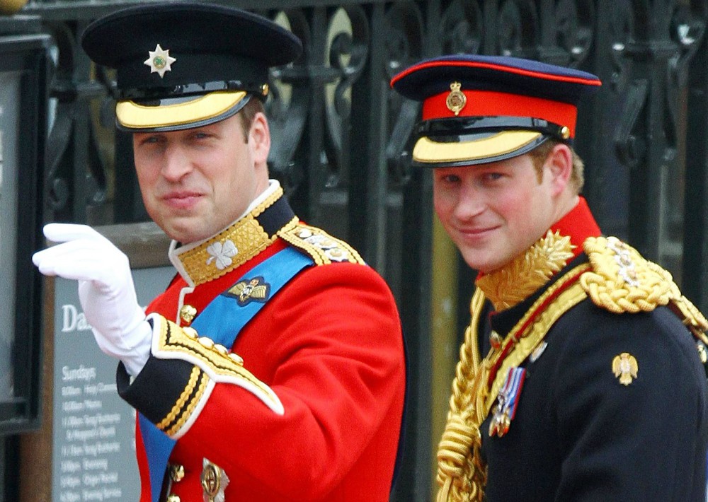 Padrinos de boda. Así como el príncipe Harry fue en el 2011 el padrino de boda de su hermano William con Kate Middleton, hoy intercambiaron los roles. Esta vez ambos son parte de lo que se considera un enlace que rompió protocolos y que marca una nueva era en la monarquía británica. (Foto: Archivo) Archivo