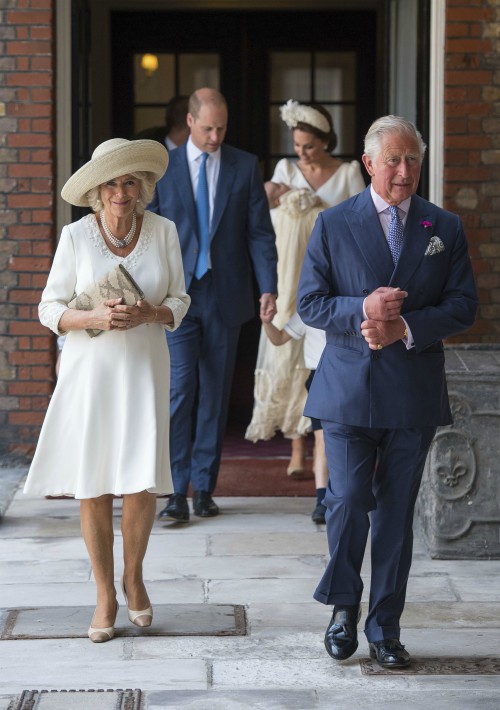 El príncipe de Gales, Charles, y su esposa, Camilla Parker en su llegada al servicio religioso. (Foto: AP)