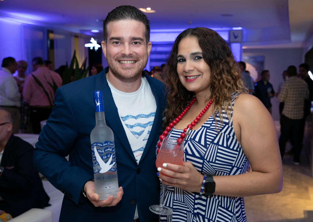 Héctor Ortíz, embajador de Grey Goose y Doriann Romero. (Suministrada)