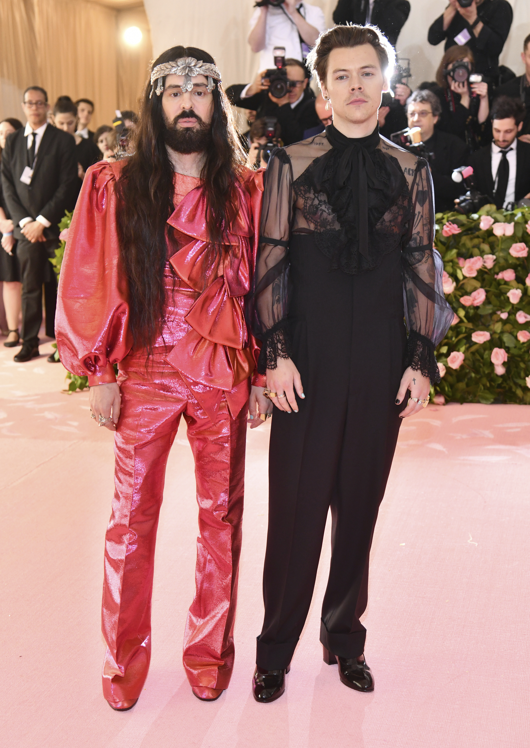 El cantante Harry Styles (der.) acompañado por el diseñador, Alessandro Michele. (AP)
