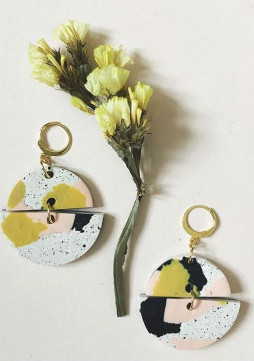 Apuesta local. Esta temporada es una buena oportunidad para regalar detalles creados por manos puertorriqueñas. Desde ropa, jabones, joyerías... las alternativas son múltiples. Las puedes encontrar en festivales, bazares o en tiendas como Aguja Local o Chroma Local. Aquí comparto dos creadoras locales cuyas piezas siempre son tema de conversación. (Leyra E. González Pérez/ editora)