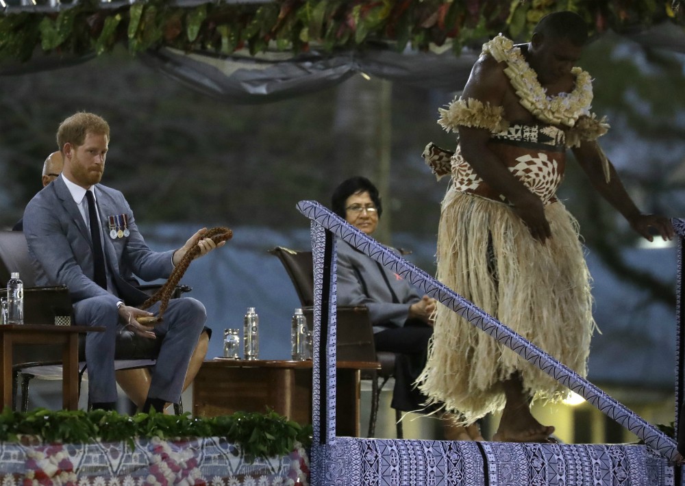 La ceremonia, conocida como Veirqaraqavi Vakvanua, estuvo llena de guiños a la cultura, la identidad y la herencia de fiyianos nativos. (Foto: AP)