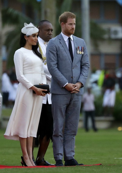 Después de que Harry pasara revista a las tropas en el aeropuerto, el matrimonio llegó a Albert Park en donde comenzó una ceremonia oficial de bienvenida. (Foto: AP)