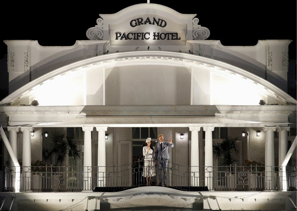 En los alrededores seguía concentrada una multitud y Harry y Meghan salieron para saludar desde el balcón de un hotel que fue el mismo que alojó a la Reina y al Duque de Edimburgo en 1953. (Foto: AP)