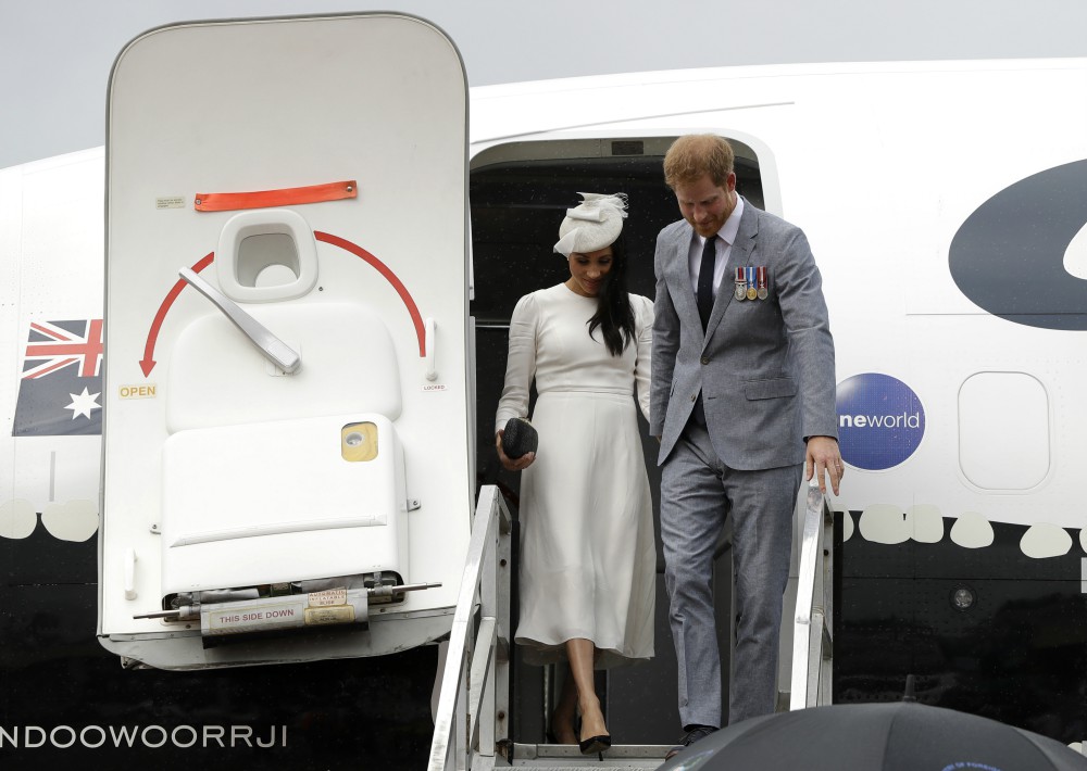 Meghan regresó al look habitual de las damas de la familia Windsor con un vestido claro de la firma Zimmermann. (Foto: AP)